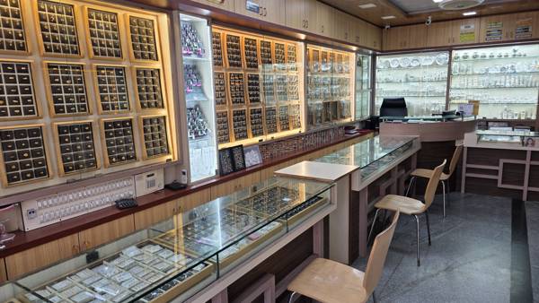 Gold jewellery display wall - Manpasand Jewellery & Diamonds, T Dasarahalli